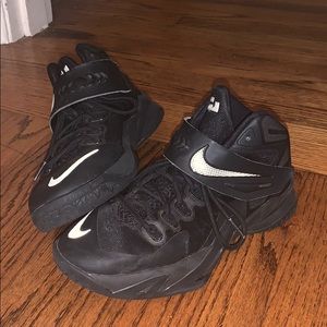 black nike basketball shoes